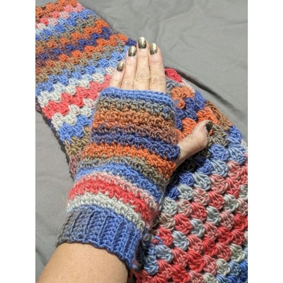 Beautiful Handmade Wild Berry Scalloped Pattern Scarf - Picture 3 of 6